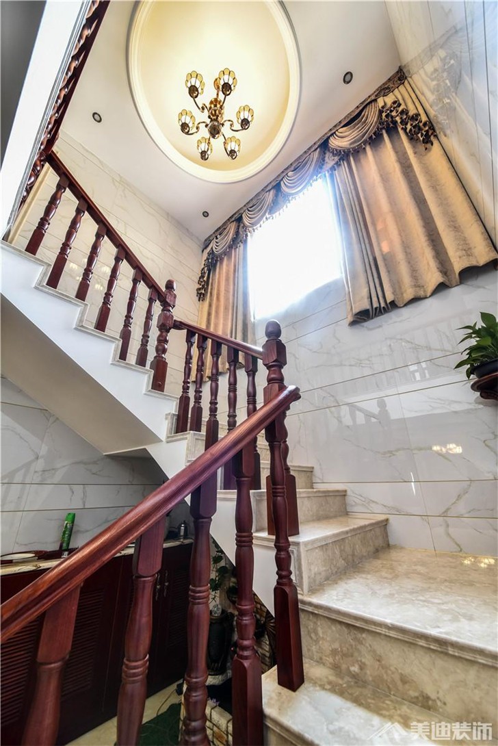 長沙洋湖公館復(fù)式裝修案例-樓梯