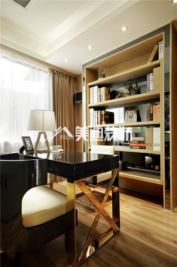 蘭亭灣畔125平港式風(fēng)裝修案例圖—書房