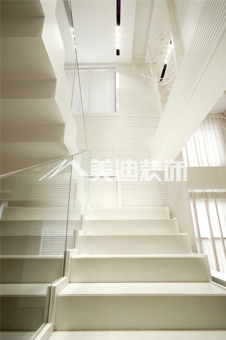 融科東南海現(xiàn)代簡(jiǎn)約風(fēng)裝修案例圖—樓梯