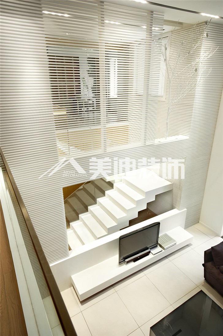 融科東南?，F(xiàn)代簡(jiǎn)約風(fēng)裝修案例圖—客廳