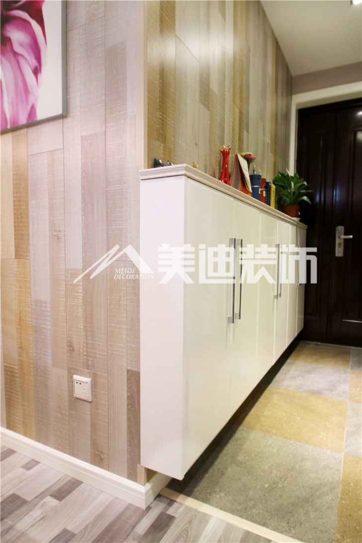 蘭亭玥島現(xiàn)代簡(jiǎn)約風(fēng)裝修案例圖—進(jìn)門