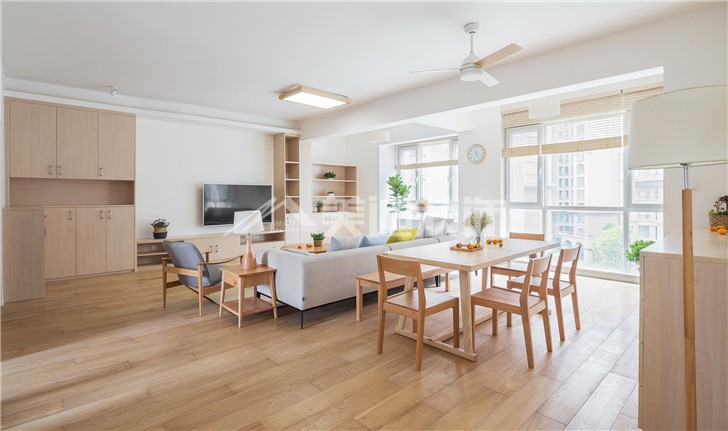 天麓尚層130平簡(jiǎn)歐裝修案例圖—客廳