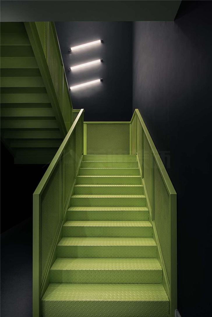 星沙領(lǐng)克4S店2000平工裝現(xiàn)代風(fēng)裝修案例圖—樓梯間