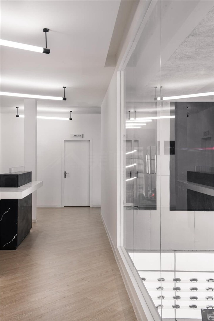 星沙領(lǐng)克4S店2000平工裝現(xiàn)代風(fēng)裝修案例圖—休息室過道