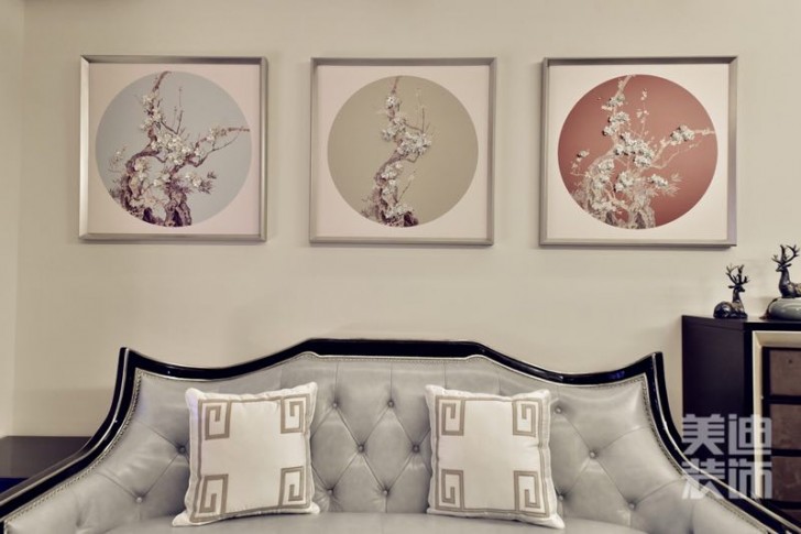 中建信和城88平中式風(fēng)格裝修案例實(shí)拍圖-沙發(fā)及背景墻