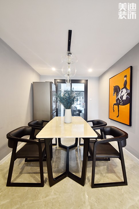 乾源國(guó)際115㎡現(xiàn)代簡(jiǎn)約裝修案例圖--餐廳