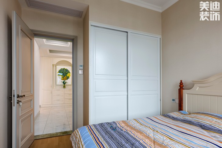 中隆國(guó)際御璽220平米美式輕奢風(fēng)裝修案例實(shí)拍圖-臥室