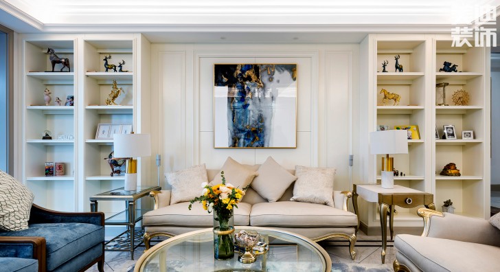 中隆國(guó)際御璽220平米美式輕奢風(fēng)裝修案例實(shí)拍圖-沙發(fā)背景墻