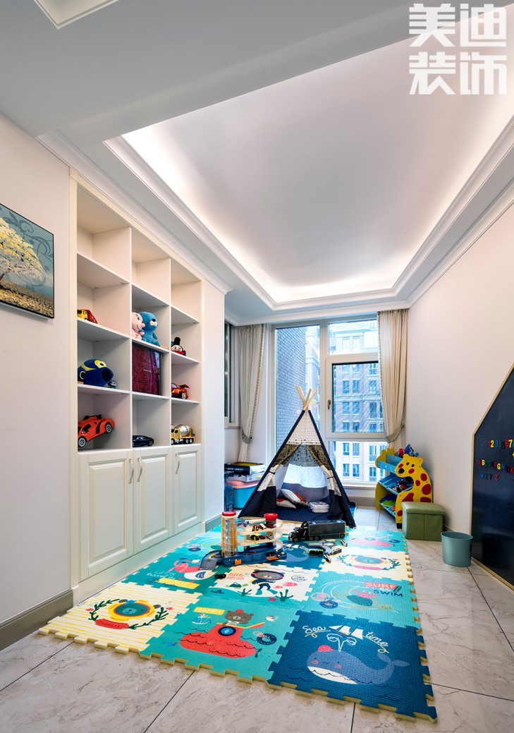 中隆國(guó)際御璽220平米美式輕奢風(fēng)裝修案例實(shí)拍圖-兒童房