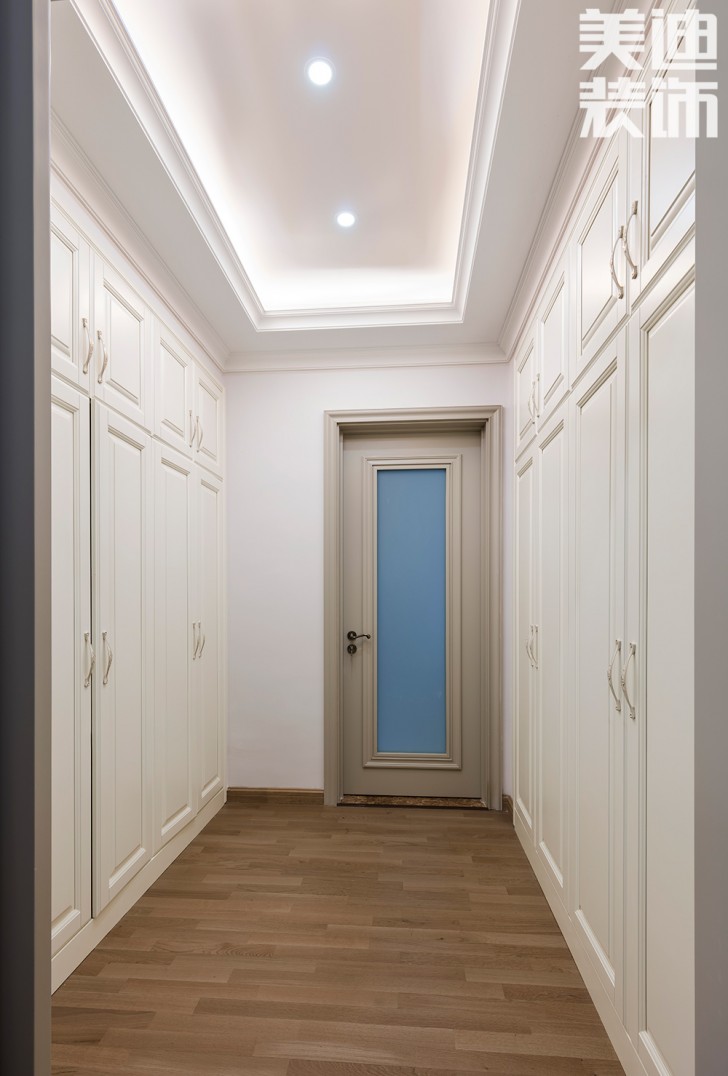 中隆國(guó)際御璽220平米美式輕奢風(fēng)裝修案例實(shí)拍圖-衣帽間